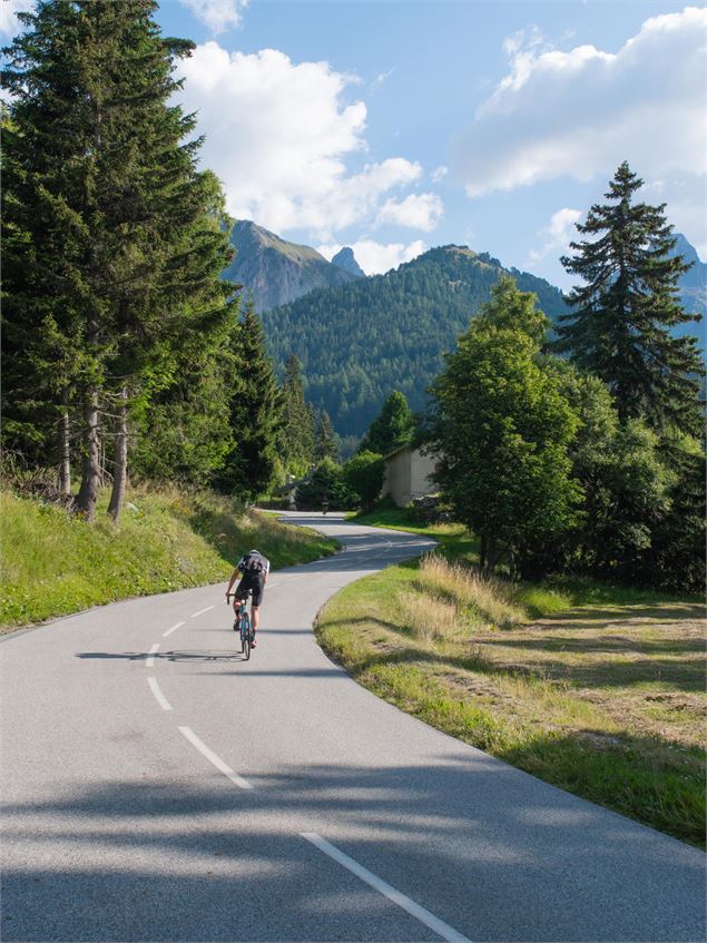 Un cycliste sur la route de l'Orgère - OTHMV