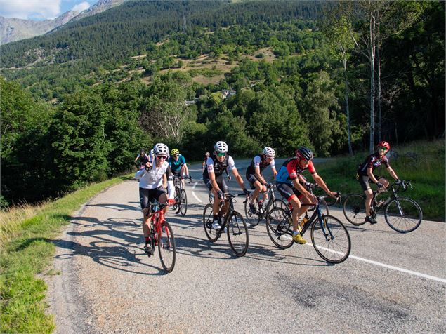 Groupe de cyclistes dans la montée de l'Orgère - OTHMV