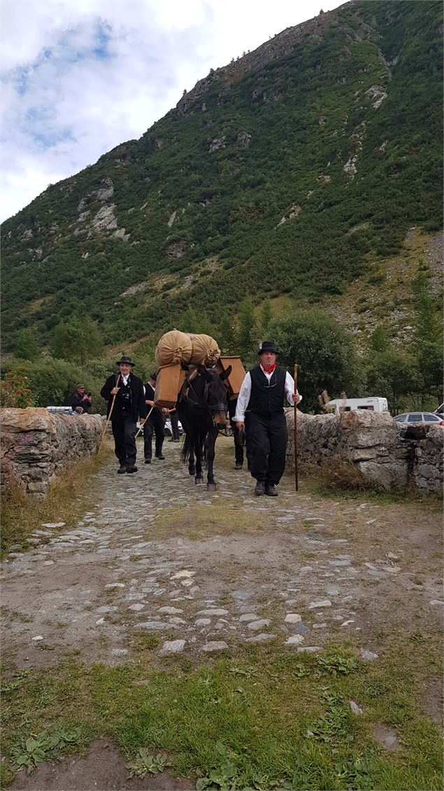 Des colpolteurs avec une mule sur le Vieux Pont - B. Filliol - OTHMV