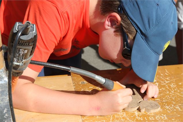 Atelier menuiserie avec les Bambins des bois et jeux en bois géants_Morzine