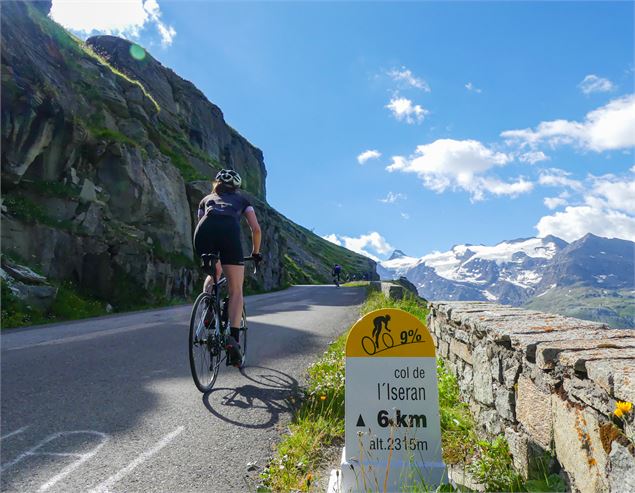 Cyclistes sur la route du col de l'Iseran - OTHMV