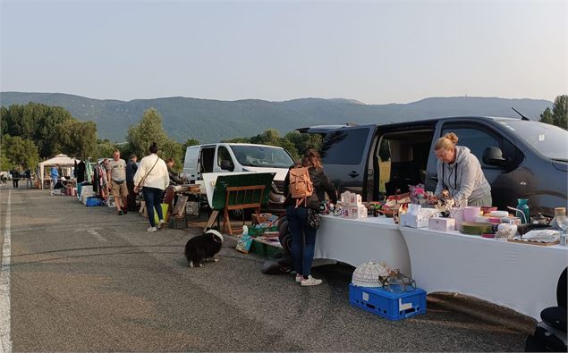 Exposants au vide-grenier de Divonne-les-bains - Mairie de Divonne-les-bains