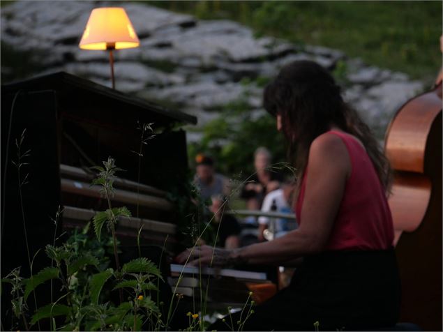 Marjorie au piano - OT Samoens - Mathilda Manzi