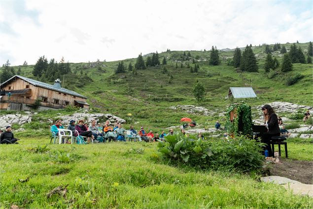 Vue générale devant le refuge - OT Samoens - Mathilda Manzi