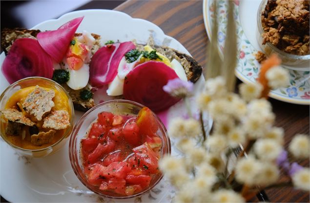 Assiette de brunch gourmande et colorée - @AtelierMaga