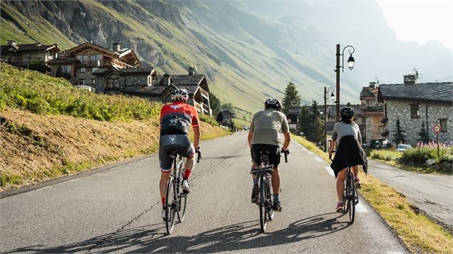 Montée du col de l'Iseran à vélo - Elisa Vercueil - Val d'Isère Tourisme