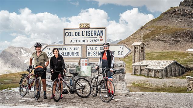Montée du col de l'Iseran à vélo - Elisa Vercueil - Val d'Isère Tourisme