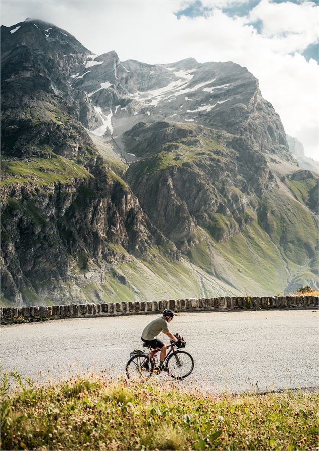 Montée du col de l'Iseran à vélo - Elisa Vercueil - Val d'Isère Tourisme