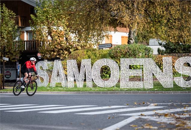 Cycliste dans Samoëns devant un immense affichage