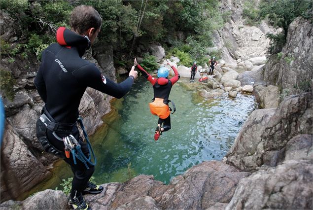 plusieurs personnes s'invitent au canyonning - Rock Trotteur