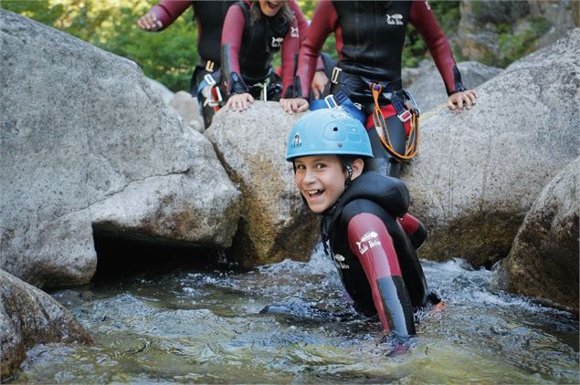 Enfant qui test le canyonning - Rock Trotteur