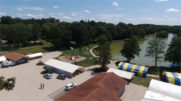 Vue du site au bord de l'étang
