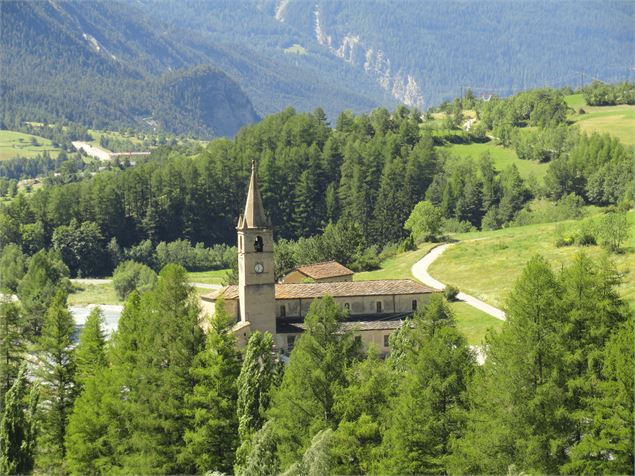Vue estivale de l'église Notre Dame de l'Assomption à Termignon - Y.B.-OT HMV