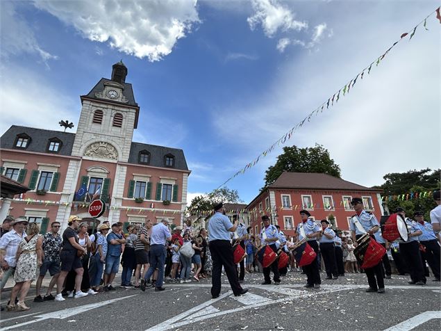 Fanfare défilant dans la ville - Philophoto