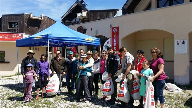 Les participants avec leur récolte - SEM DES BAUGES