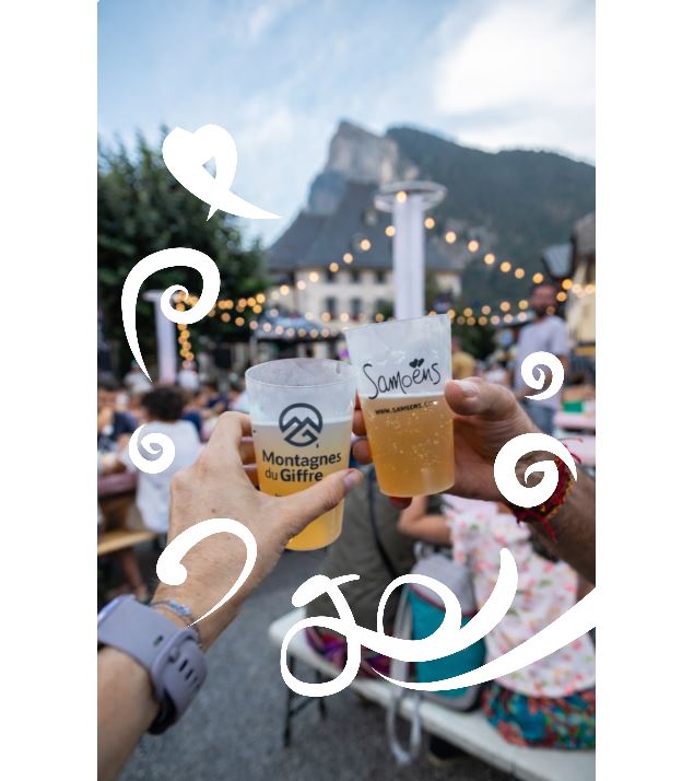 Deux verres de bières devant le criou. Des personnes qui mangent devant un concert en été. - Baroude