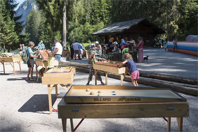 Initiation à la menuiserie pour les enfants au lac de Montriond - Yvan Tisseyre / OT Vallée d'Aulps