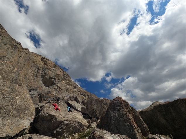 2 femmes allongées sur des rochers - OTHMV