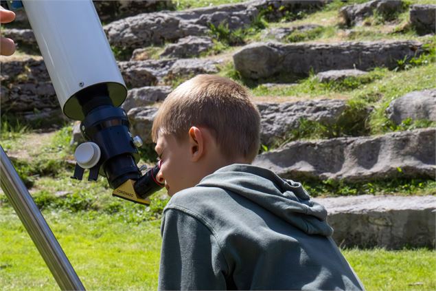 Observation d'un enfant au télescope - OT Flaine - Noémie Ladrix