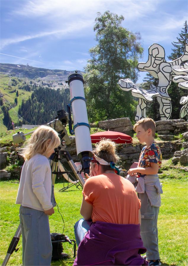 observation d'une famille au télescope - OT Flaine - Noémie Ladrix
