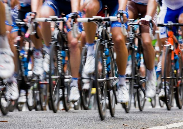 Les coureurs au coude à coude durant le Tour Auvergne-Rhône-Alpes