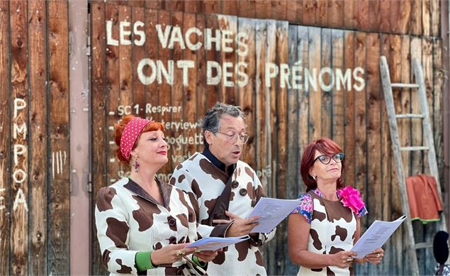 3 acteurs habillés en vache - OTHMV