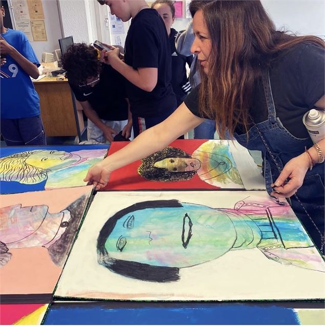Atelier portrait et peinture sur carton avec l'artiste Delphine Cossais_Les Carroz-d'Arâches