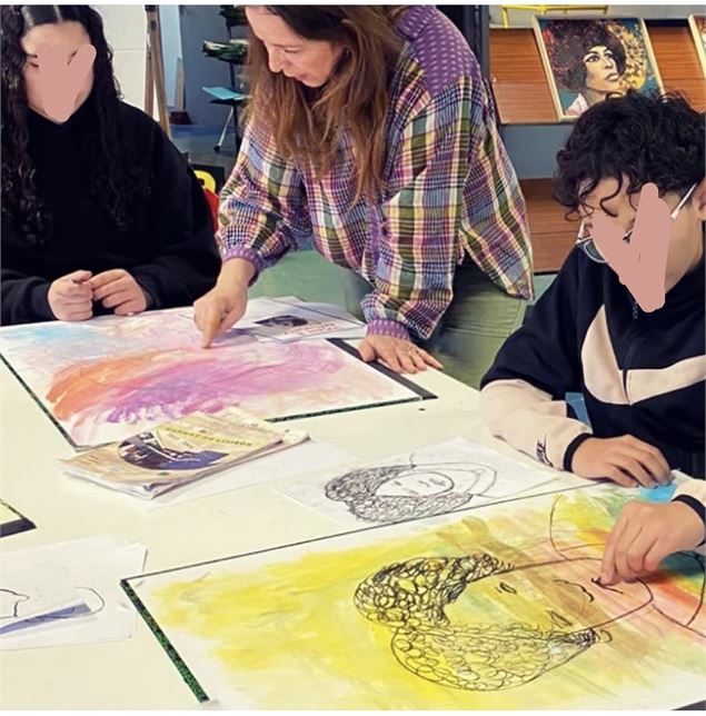 Atelier portrait et peinture sur carton avec l'artiste Delphine Cossais_Les Carroz-d'Arâches