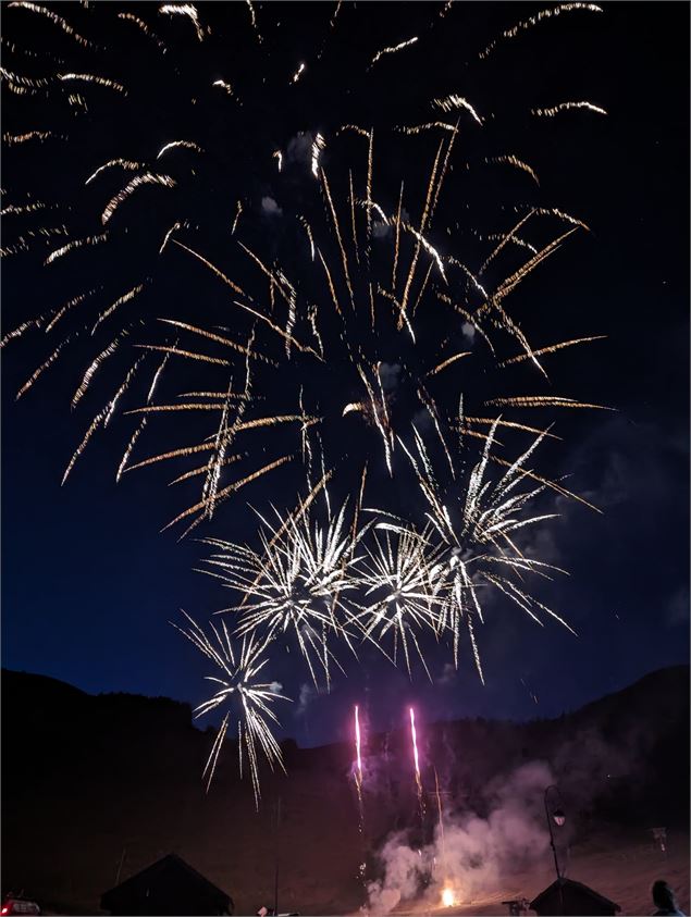Feu d'artifice du 14 juillet dans le ciel de Saint Jean d'Arves - Office de Tourisme de Saint Jean d