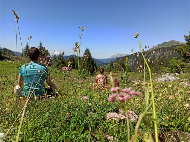 personne qui pratique le yoga en montagne - Respire la montagne