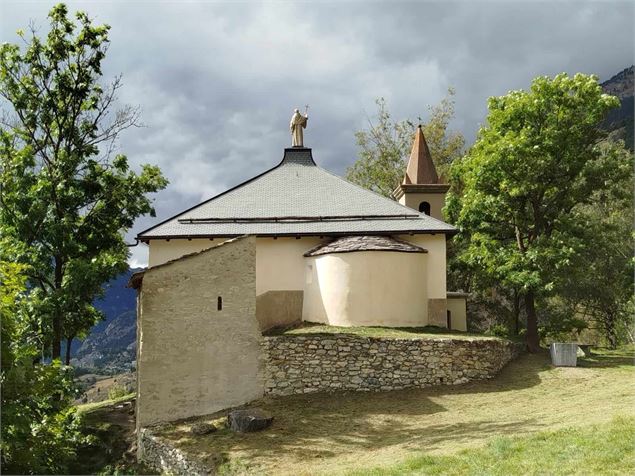 La chapelle Saint Benoit sous un rayon de soleil - Mairie Avrieux