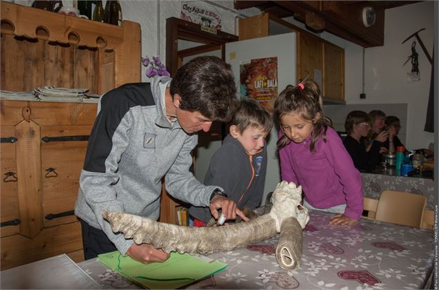 Un garde du parc montre des cornes de bouquetin à une enfant - FOLLIET Patrick - PNV