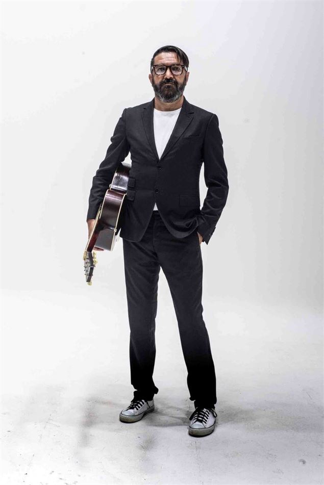 homme en costume avec une guitare - M. Lefebvre OTHMV