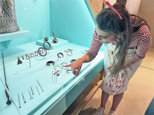 Visite-atelier 7-12 ans - Les mystères du collier_Chambéry - Solenne Paul - Département de la Savoie