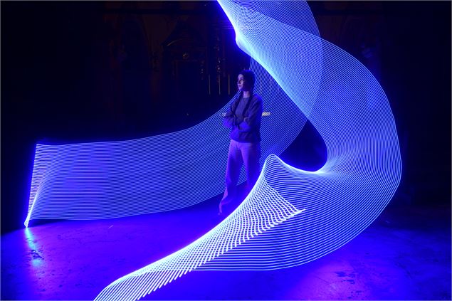 Personne au milieu d'un rideau de lumière - Résonance Publique