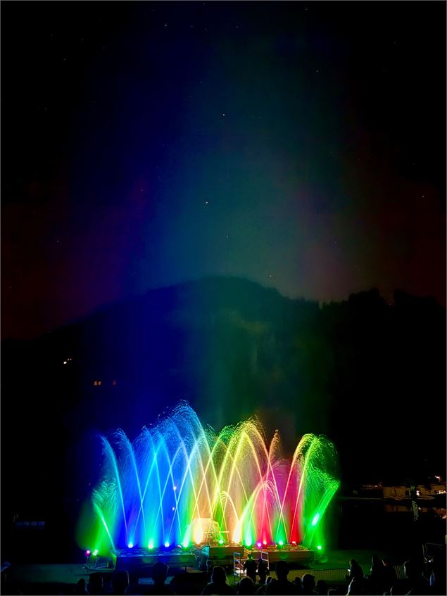 Spectacle sur le plan d'eau de Flumet - Office de Tourisme du Val d'Arly