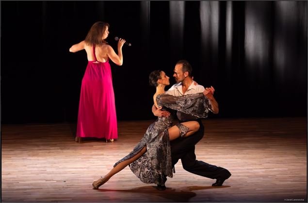 Un couple danse sur la voix de la chanteuse - A fleur de Tango