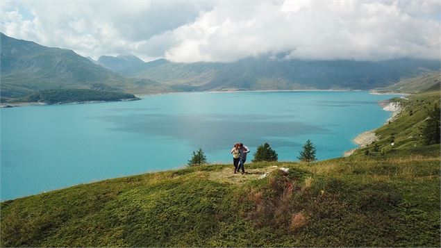 Un couple de danseurs devant le lac du Mont Ceni - Dylan Cuvelier - OTHMV