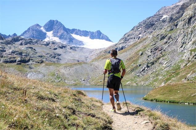 Trail de l'Étendard au pied du glaicer - © OT Saint Sorlin dArves - V Bellot-Mauroz