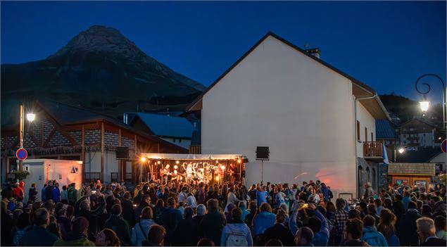 Soirée de concert sur la Place Opinel - Solas
