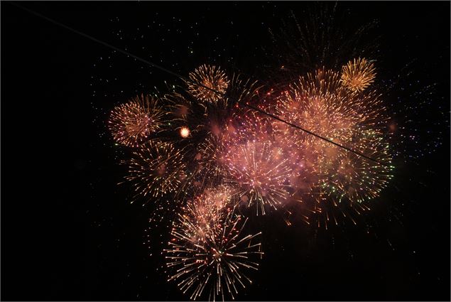 Feu d'artifice à Saint-Jean-de-Maurienne - OTICoeurdemaurienne