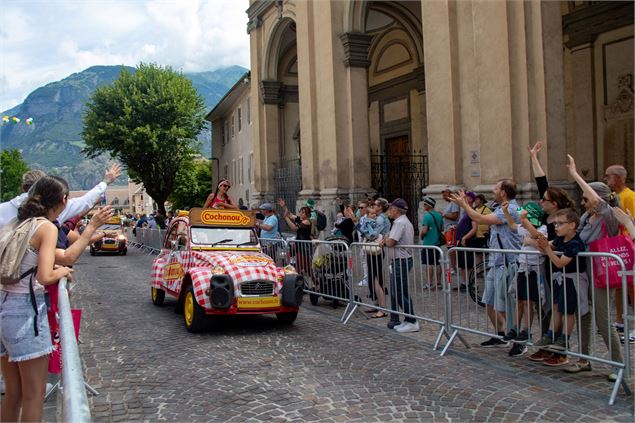 Passage de la Caravane du Tour 2024 devant la Cathédrale Saint-Jean-Baptiste - OTICoeurdemaurienne