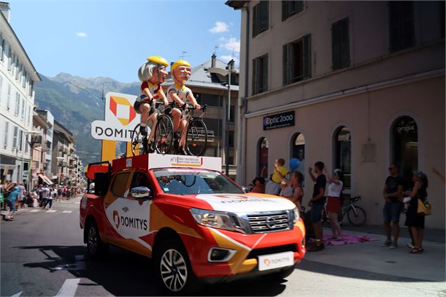 Caravane du Tour 2022 passant dans Saint-Jean-de-Maurienne - OTICoeurdemaurienne