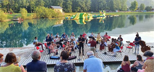Concernt en plein air à côté d'un lac - Association Europa Musa