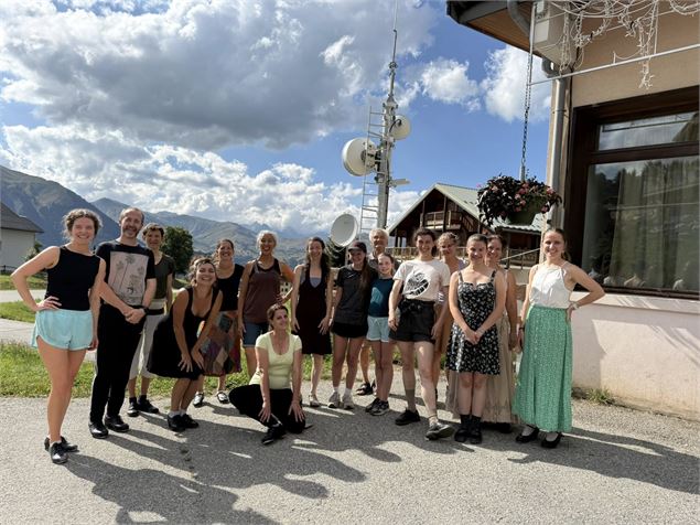 Groupe de stagiaires de danse Folk - Sophie Stephenson