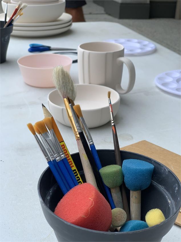 Pot contenant du matériel de peinture de différentes tailles : pinceaux, embouts mousses - DR / La P