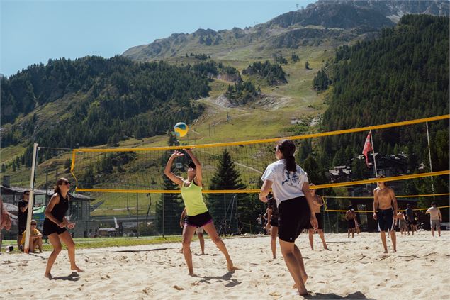Tournoi de beach volley_Val-d'Isère - Elisa Vercueil - Val d'Isère Tourisme
