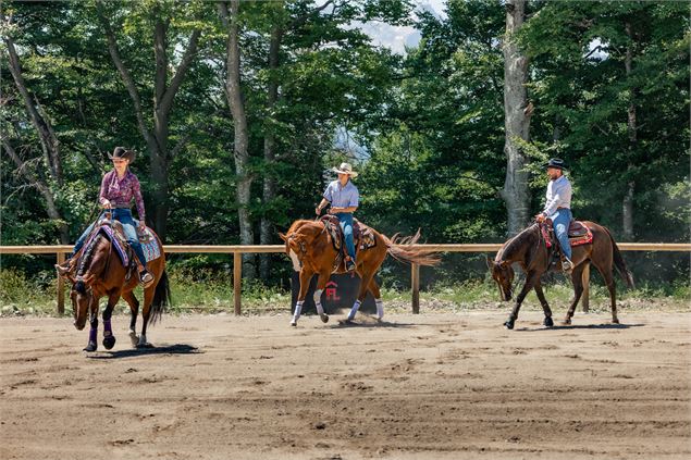 3 cavaliers sur leurs chevaux dans une carrière - Flo Little Ranch