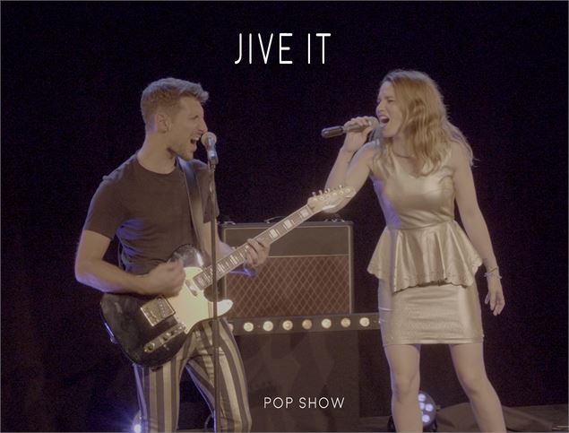 Un duo énergique qui reprend les tubes les plus connus pour faire danser et jumper tous les publics
