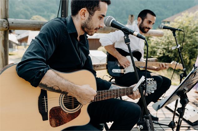 Deux frères jumeaux, guitares à l’unisson, revisitent la chanson française avec une énergie rock ent